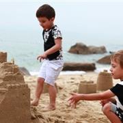 安迪鹿儿童装 让沙滩记录孩子的欢乐时光