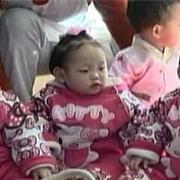 三丽鸥：Hello Kitty风靡朝鲜，三胞胎穿凯蒂猫童装迎接金正恩