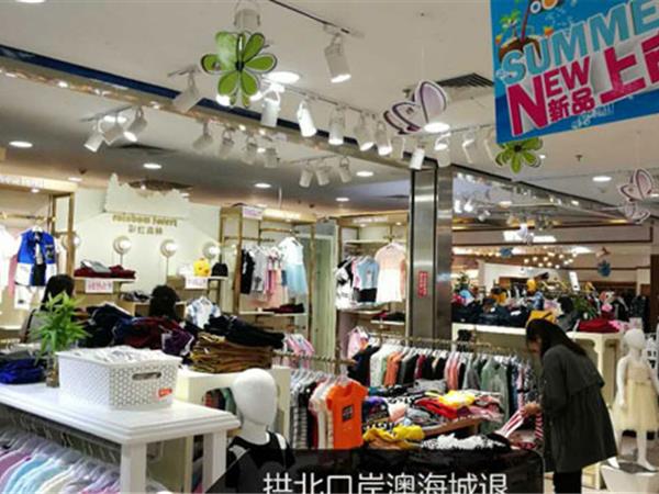 彩红森林童装店铺展示