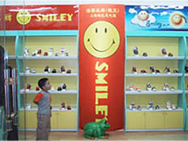 法国微笑童装店铺展示