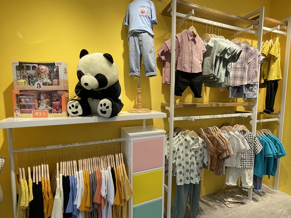 熊猫童年童装店铺展示